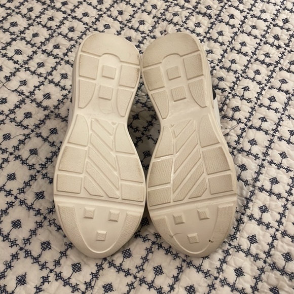 Never worn Steve Madden tennis shoes. Size 8 - Picture 5 of 7